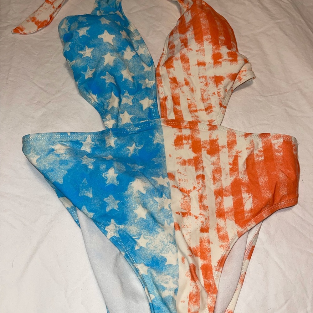 NWOT: KENDALL+KYLIE 🇺🇸 flag cut out swimsuit